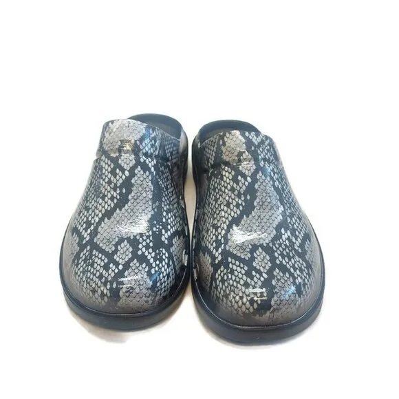 OOFOS Oocloog Recovery Clog Sandal Limited Mens 9 Womens Size 11 Snake Pattern