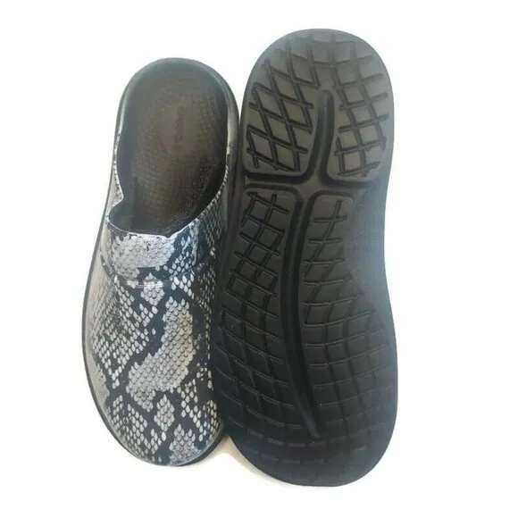 OOFOS Oocloog Recovery Clog Sandal Limited Mens 9 Womens Size 11 Snake Pattern