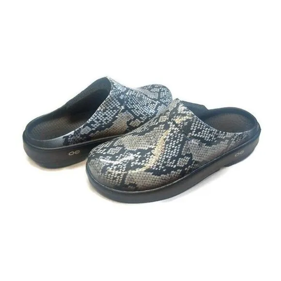 OOFOS Oocloog Recovery Clog Sandal Limited Mens 9 Womens Size 11 Snake Pattern