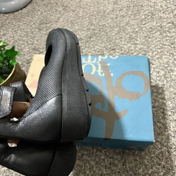 OTBT Scamper Leather Low Wedge Shoes Ankle Strap Size 7 M Black Leather New