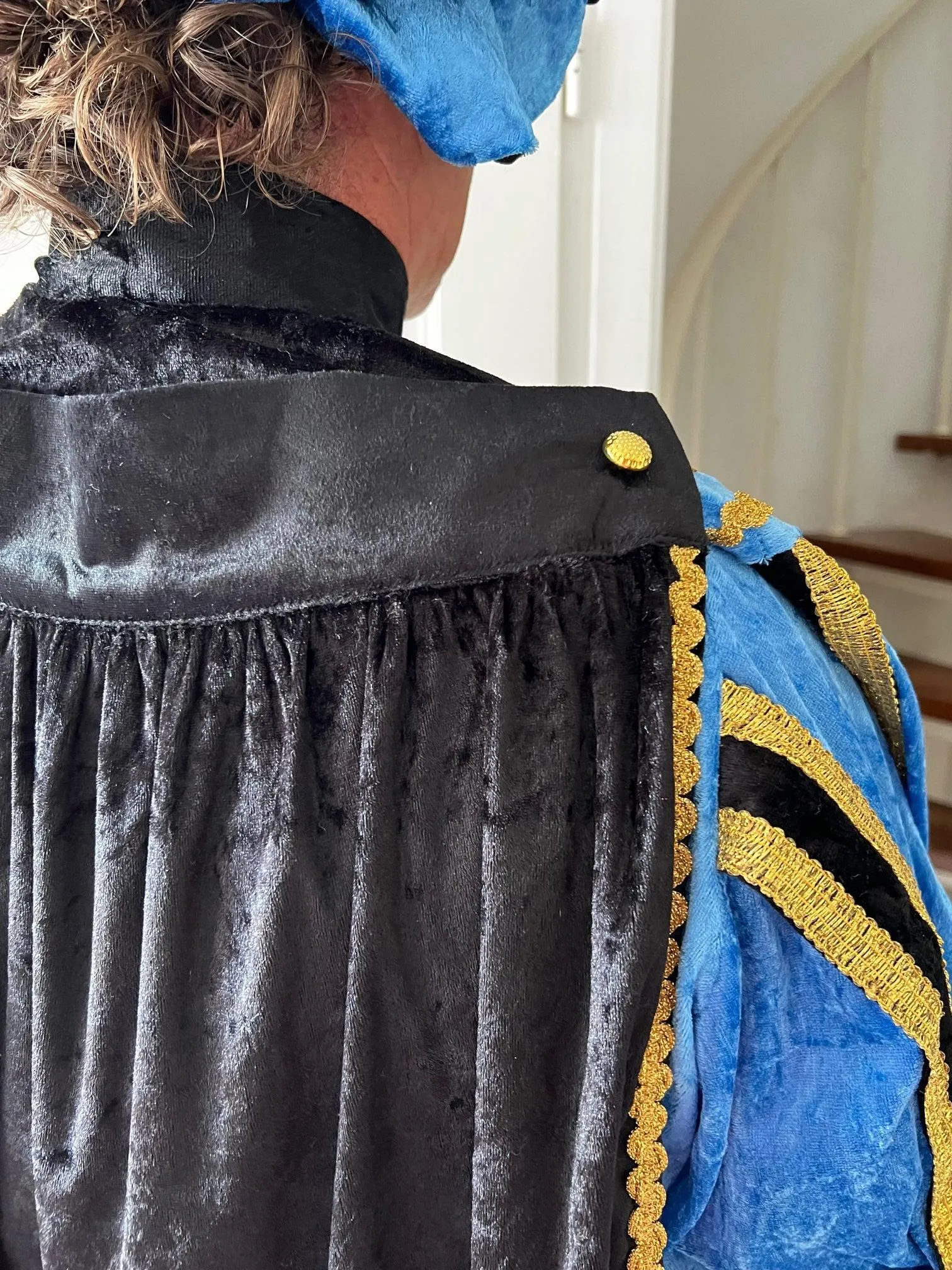 Roetveeg Pietenpak – Handgemaakt in Nederland met Luxe Gouden Afwerking