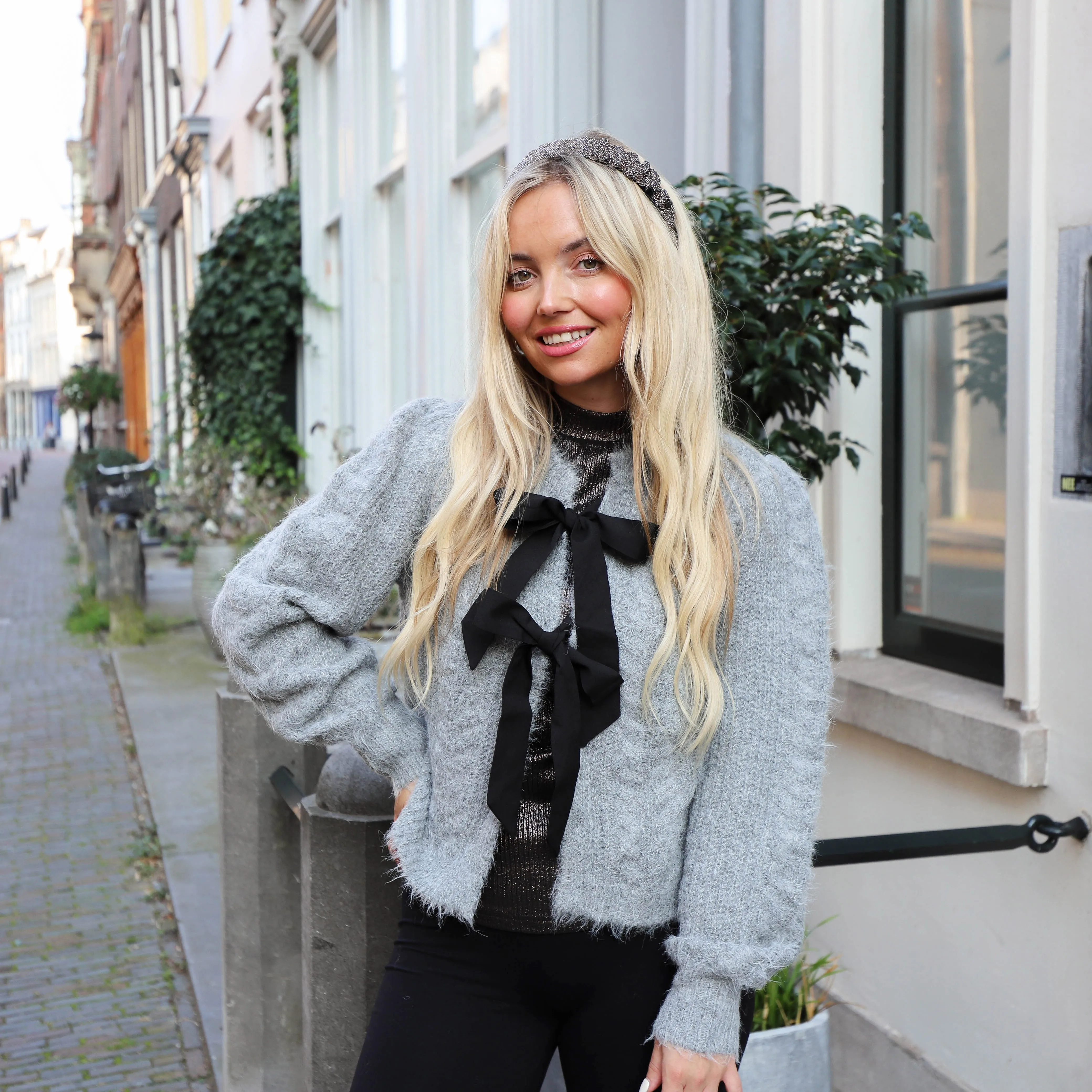 Row knit bow grey