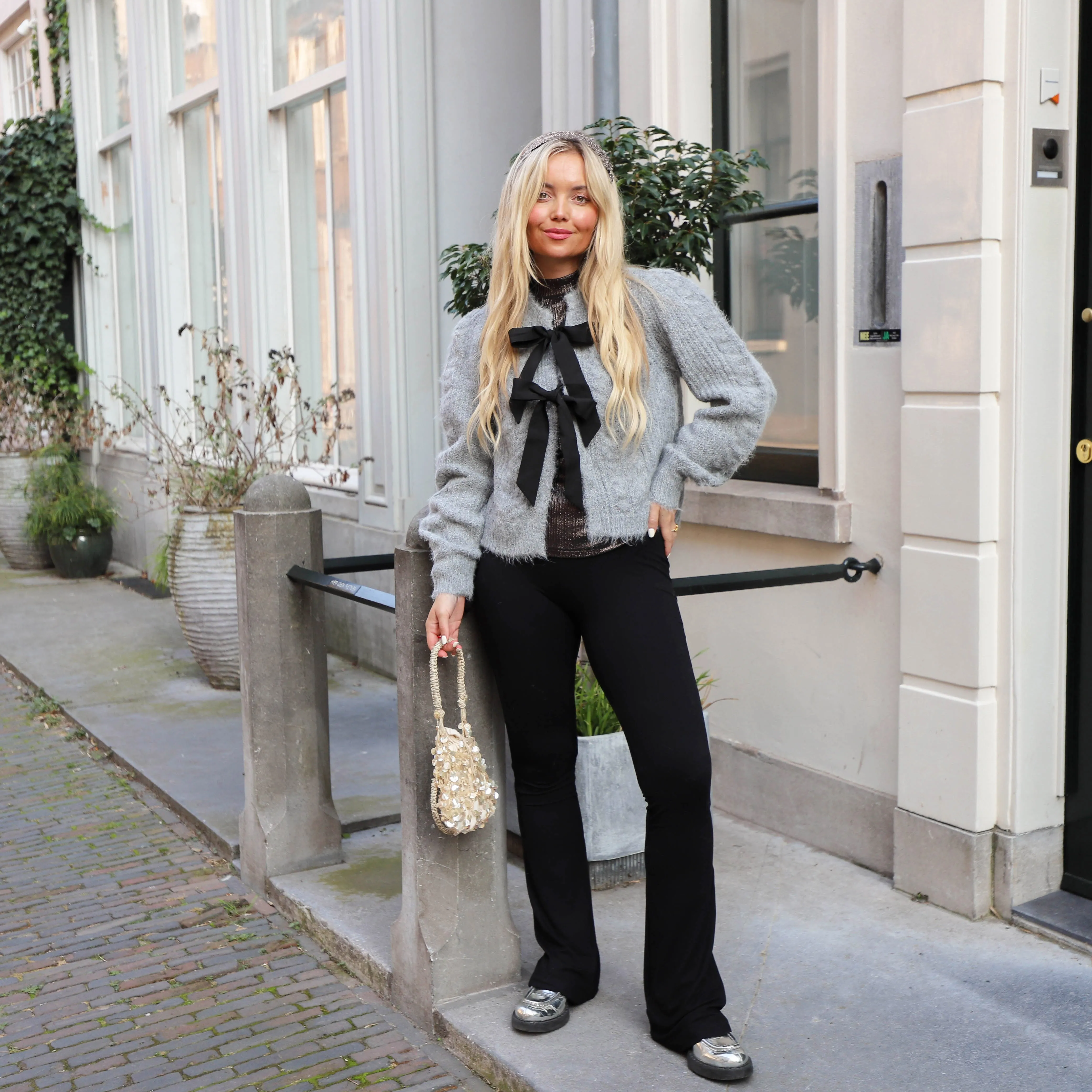 Row knit bow grey