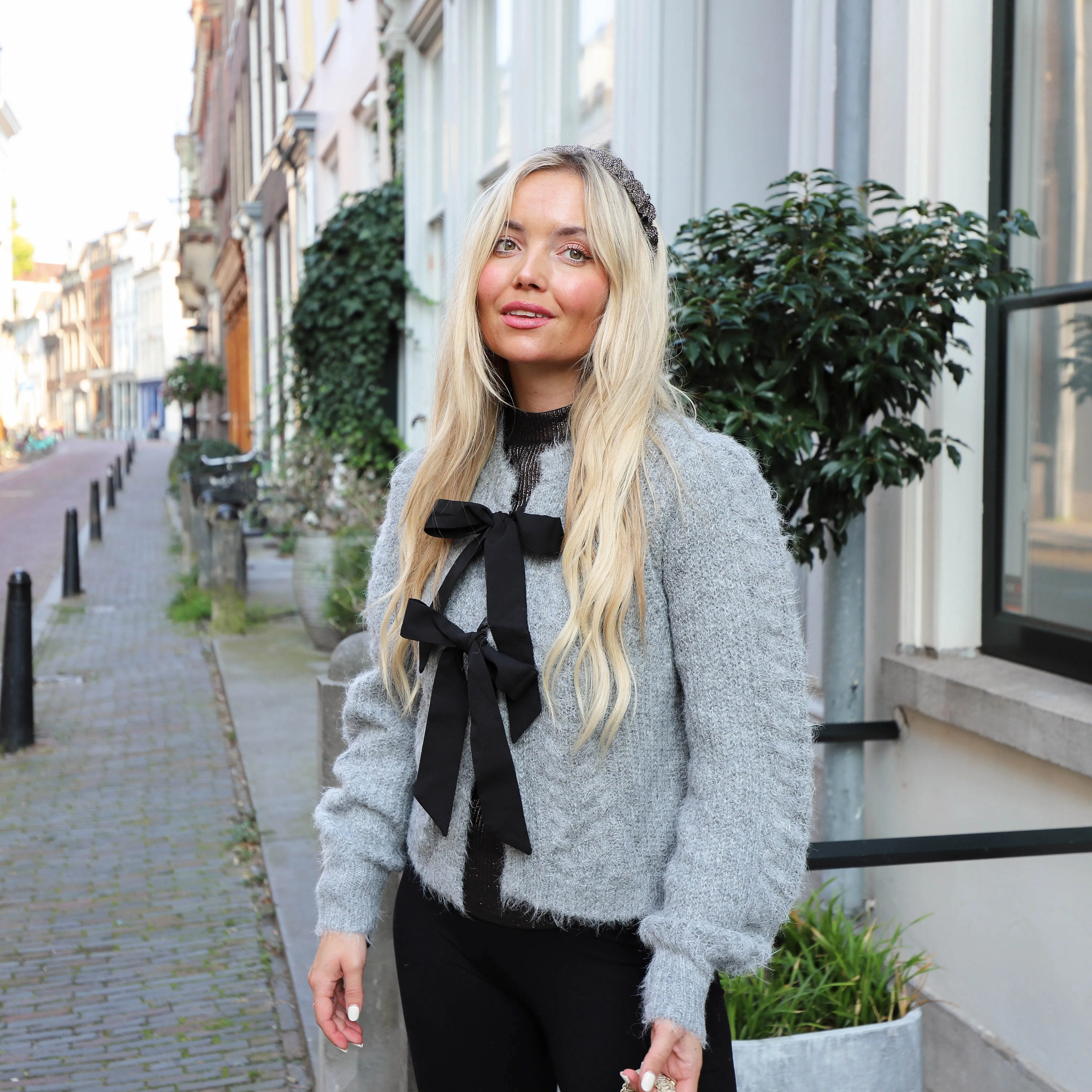 Row knit bow grey
