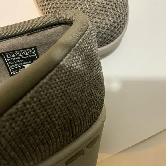 Skechers Pier Lite Slip Ons size 7/ 37