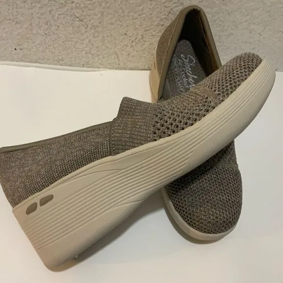 Skechers Pier Lite Slip Ons size 7/ 37