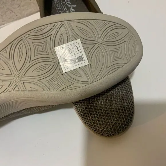 Skechers Pier Lite Slip Ons size 7/ 37