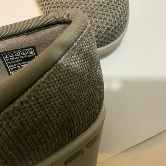 Skechers Pier Lite Slip Ons size 7/ 37