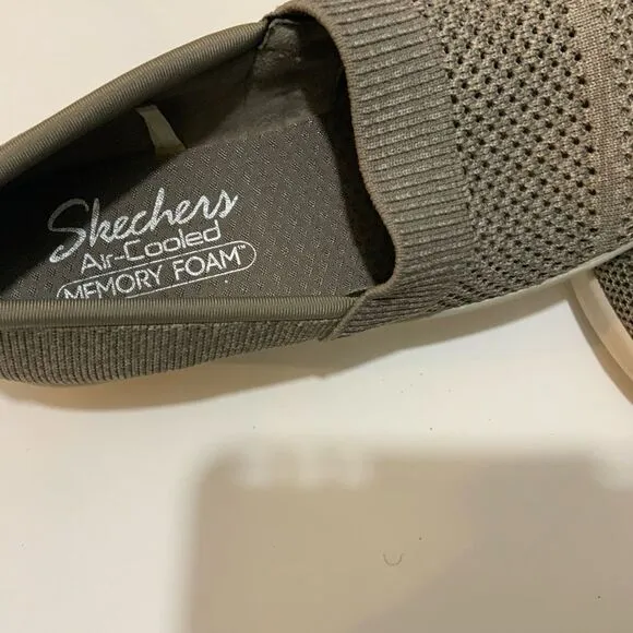 Skechers Pier Lite Slip Ons size 7/ 37