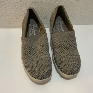Skechers Pier Lite Slip Ons size 7/ 37
