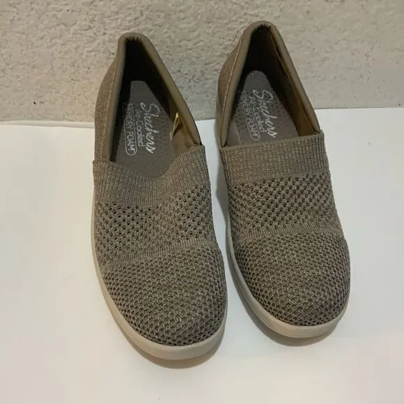 Skechers Pier Lite Slip Ons size 7/ 37