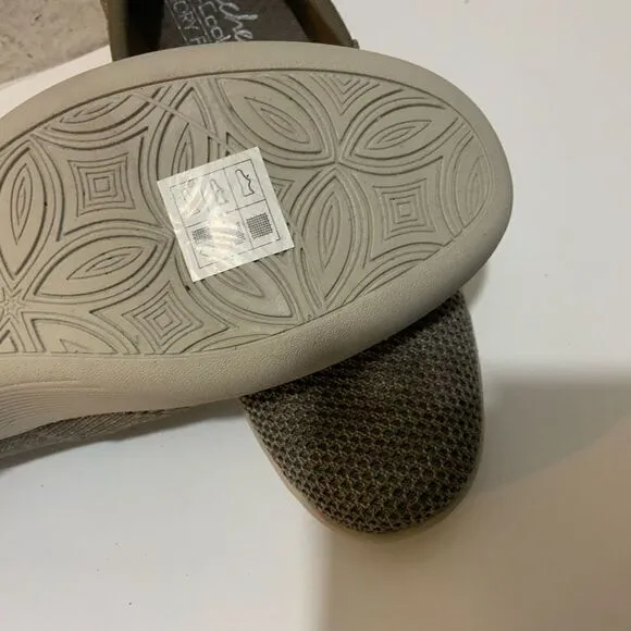 Skechers Pier Lite Slip Ons size 7/ 37