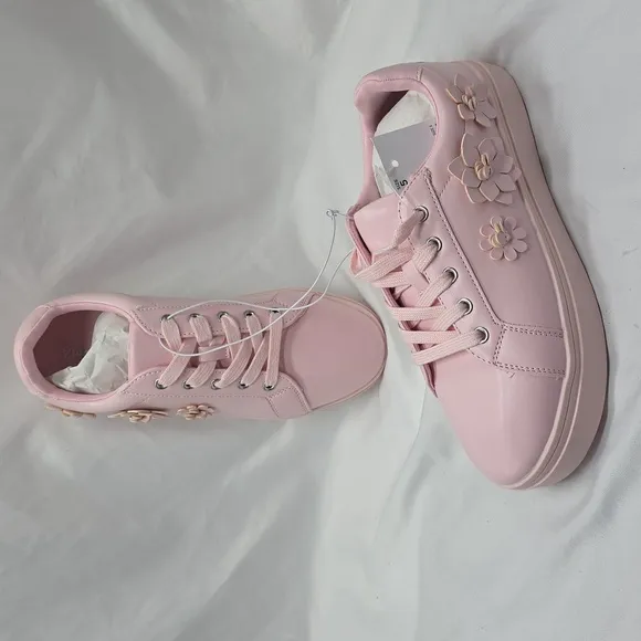 SONOMA GOODS FOR LIFE WOMENS 5 PINK SNEAKERS FAUX LEATHER DAISY FLOWERS CUTE NEW