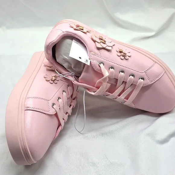 SONOMA GOODS FOR LIFE WOMENS 5 PINK SNEAKERS FAUX LEATHER DAISY FLOWERS CUTE NEW