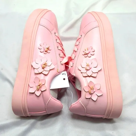 SONOMA GOODS FOR LIFE WOMENS 5 PINK SNEAKERS FAUX LEATHER DAISY FLOWERS CUTE NEW