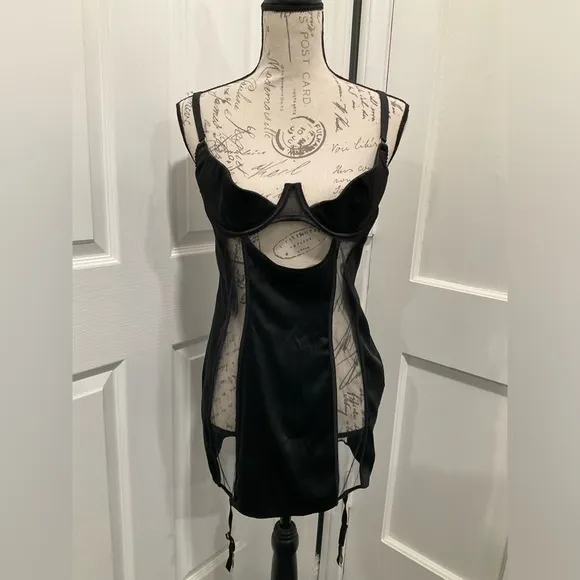 VICTORIAS SECRET QUARTER CUP SLIP WITH GARTERS