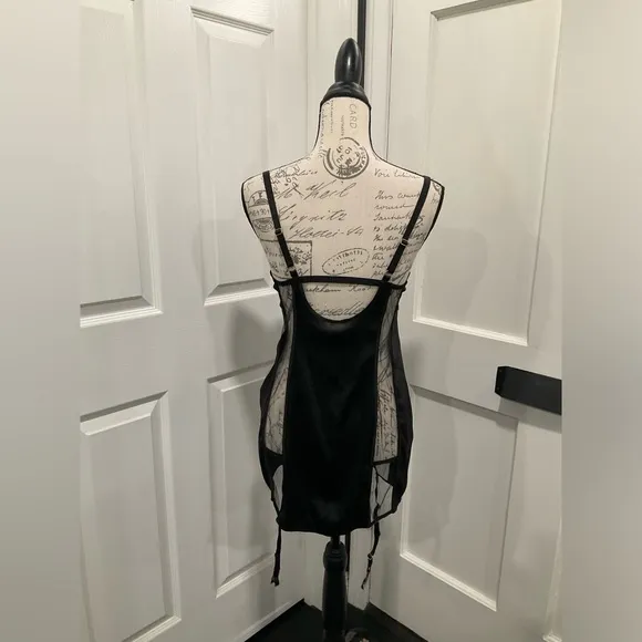 VICTORIAS SECRET QUARTER CUP SLIP WITH GARTERS
