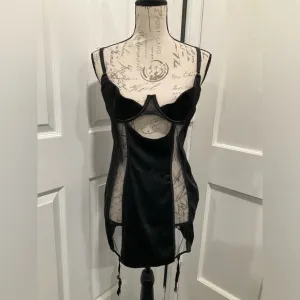 VICTORIAS SECRET QUARTER CUP SLIP WITH GARTERS