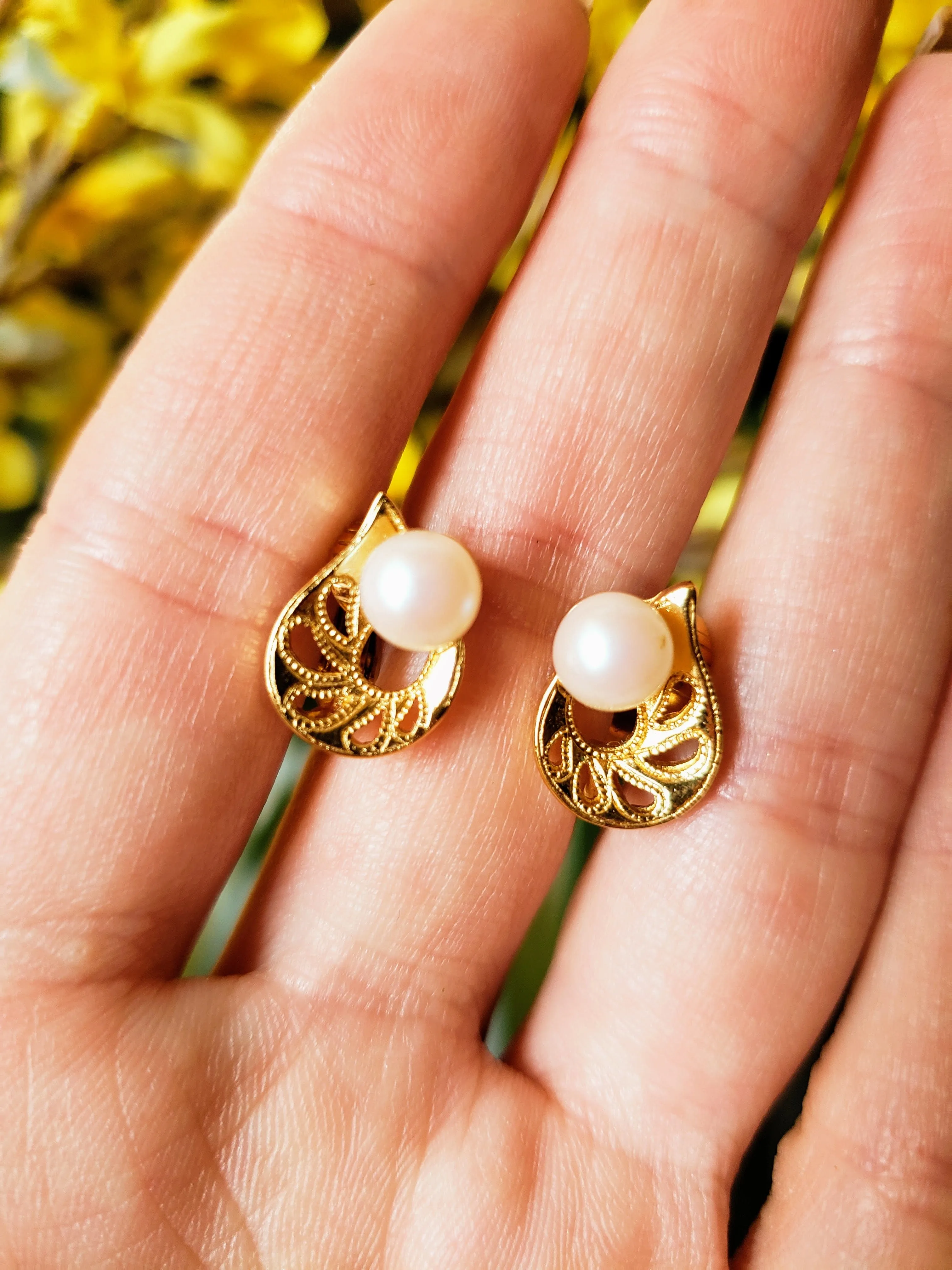 Vintage - Pearl On Leaf Clip-On Earrings