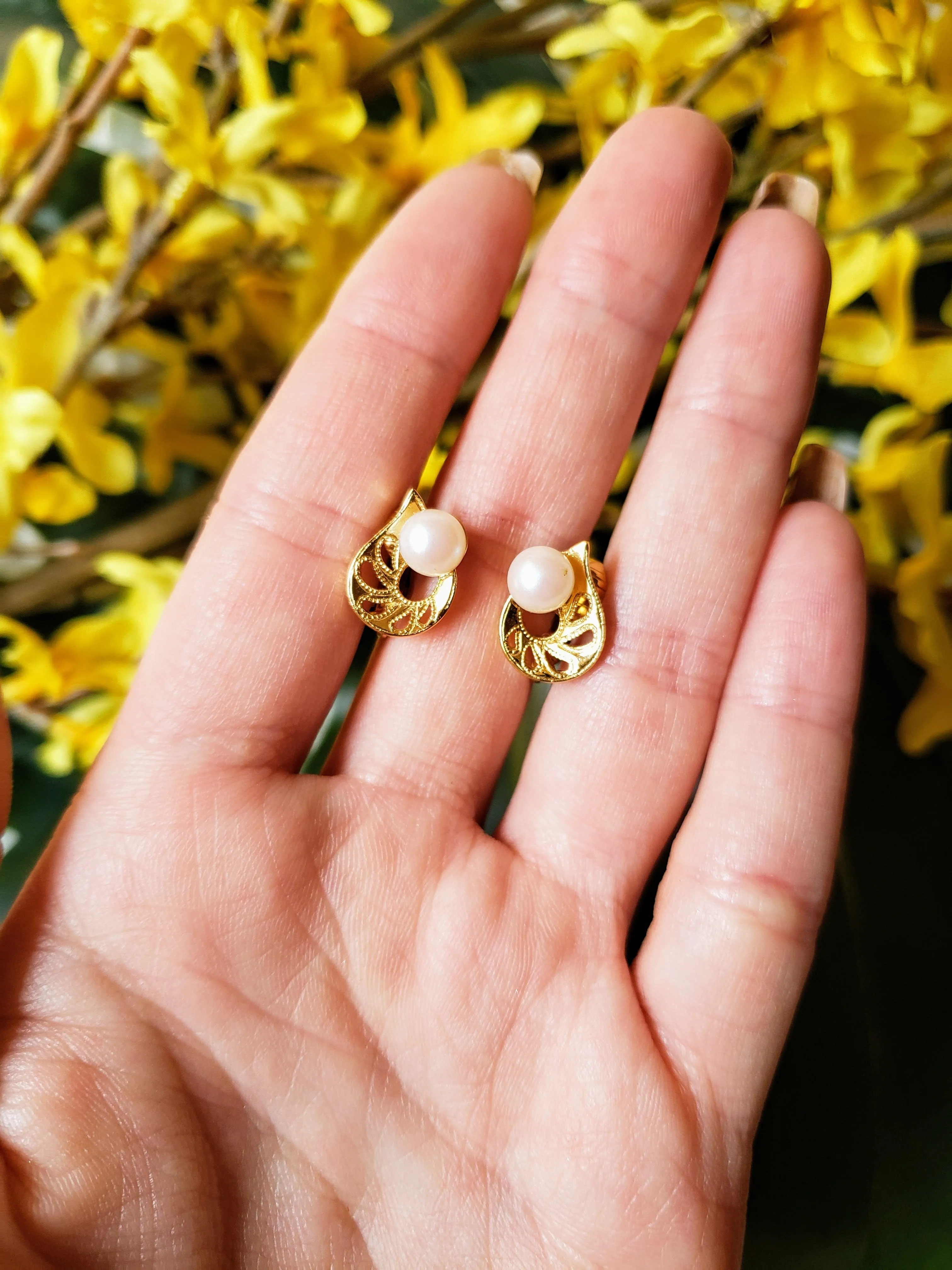 Vintage - Pearl On Leaf Clip-On Earrings