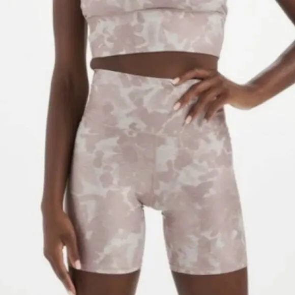 Vuori Womens Clean Elevation Shorty Bike Shorts In Dogwood Washed Flower XS NWT