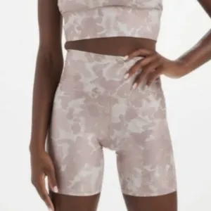 Vuori Womens Clean Elevation Shorty Bike Shorts In Dogwood Washed Flower XS NWT